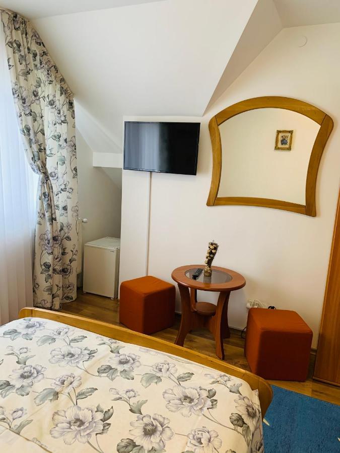 Hotel Alex & Maria Cărpinişu Esterno foto